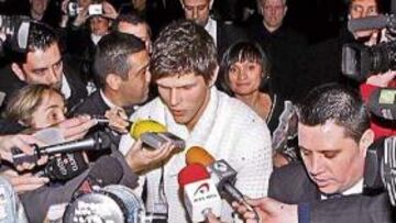 <b>ABORDADO. </b>El holandés apenas podía abrirse paso a su llegada al aeropuerto de Barajas.