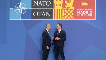 El secretario General de la OTAN, Jens Stoltenberg (i), y el presidente del Gobierno, Pedro Sánchez, conversan a su llegada al comienzo de la Cumbre de la OTAN 2022 en el Recinto Ferial IFEMA MADRID, a 29 de junio de 2022, en Madrid (España). La Cumbre de la OTAN 2022 comienza oficialmente hoy y terminará mañana día 30 de junio. La celebración coincide con el 40 aniversario de la adhesión de España a la Organización del Tratado del Atlántico Norte. La invasión rusa de Ucrania, las tensiones entre Moscú y la Alianza y la adhesión de Finlandia y Suecia marcan la agenda de un evento en el que participan delegaciones de 40 países y que convierte a Madrid en el epicentro de la política mundial durante su celebración.
29 JUNIO 2022;OTAN;MADRID;CUMBRE;NATO;ESPAÑA
EUROPA PRESS/A.Ortega.POOL
29/06/2022