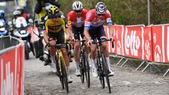 El neerland&eacute;s Mathieu Van der Poel rueda junto a Wout Van Aert y Kasper Asgreen en el Tour de Flandes 2021.