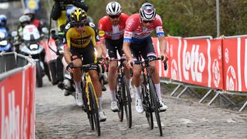 El neerland&eacute;s Mathieu Van der Poel rueda junto a Wout Van Aert y Kasper Asgreen en el Tour de Flandes 2021.