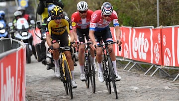 El neerlandés Mathieu Van der Poel rueda junto a Wout Van Aert y Kasper Asgreen en el Tour de Flandes 2021.