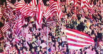 Desde 1950 no hab¨ªan tenido la oportunidad de asistir en campo propio a una victoria en el Campeonato de Liga. Nunca hasta ese 20 de mayo se hab¨ªa visto tal colorido en el feudo rojiblanco, con banderas, gallardetes, gorros y bufandas que llenaron de blanco y rojo las gradas abarrotadas del Calder¨®n en el partido contra el Deportivo de la Coru?a que se jugaban el t¨ªtulo en la temporada 1972-1973.