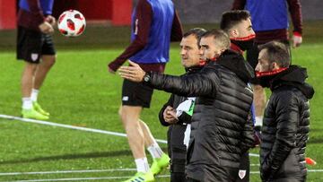 Gaizka Garitano supervisa el entrenamiento de hoy.