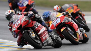 Álex Márquez intenta el adelantamiento a Dovizioso en Le Mans.