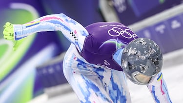 Vladyslav Heraskevych, con el casco que le ha supuesto su adiós a los Juegos.