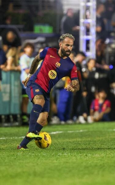 Marc Crosas durante el Clásico de Leyendas en Puerto Rico entre Real Madrid y Barcelona en el Estadio Juan Ramón Loubriel​ en Bayamón.