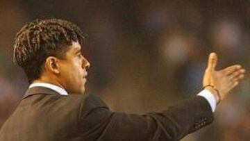 <b>MÁS PROBLEMAS. </B>Rijkaard cuenta con siete bajas para el partido de Málaga y tendrá que recomponer de nuevo al equipo.