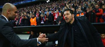 Guardiola y Simeone se saludan antes del Bayern-Atl&eacute;tico de 2016.