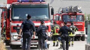 Bomberos trabajan en una f&aacute;brica que result&oacute; da&ntilde;ada como consecuencia del terremoto.