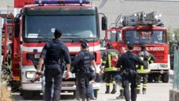 Bomberos trabajan en una fábrica que resultó dañada como consecuencia del terremoto.