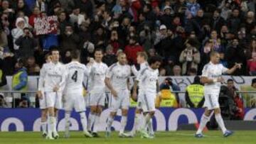 Los jugadores del Real Madrid felicitan a Cristiano por uno de sus goles.