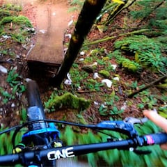 Rémy Métailler se tira al barro literalmente para estrenar canal en YouTube