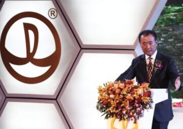 El magnate y propietario del gigantesco conglomerado empresarial Wanda, Wang Jianlin, ofrece un discurso durante la firma.