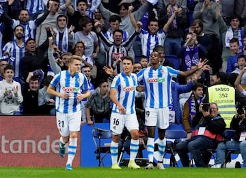 Real Sociedad 2-2 Barcelona | Centro raso de Monreal que repelió Ter Stegen, el rechace se quedó muerto en el área pequeña y el delantero fusiló al guardameta totalmente solo para igualar el marcador.