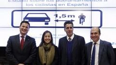 Josep Alfonso, director general del Centro de Estudios Ponle Freno AXA; Mar&iacute;a Segu&iacute;, directora general de Tr&aacute;fico; el ciclista Miguel Indurain y Javier Bardaj&iacute;, director general de Atresmedia Televisi&oacute;n.