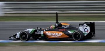 El piloto mexicano Sergio Pérez rodando con el nuevo monoplaza VJM07 de la escudería Force India.