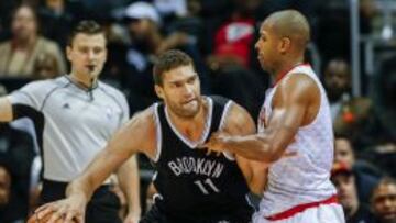 Brook López pugna con Al Horford.