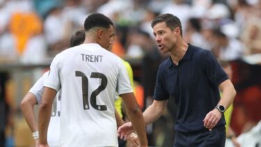 Xabi Alonso habla con Alexander-Arnold.