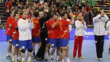 La selecci&oacute;n espa&ntilde;ola de balonmano se impuso a la de Macedonia por 29-17 logrando la clasificaci&oacute;n matem&aacute;tica al Europeo de Dinamarca.