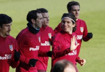 Filipe Luis saluda a los aficionados.