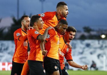 La temporada 2020-21 tenía (tiene) como objetivos reeditar el título liguero (el Madrid no repite Ligas desde las campañas 2006-07 y 2007-08, con Capello y Schuster como entrenadores, y para buscar un entrenador blanco que enlace dos campeonatos seguidos hay que irse hasta el holandés Leo Beenhakker en la década de los 80) y volver a acceder a las rondas finales de la Champions League, ras dos años cayendo en octavos de final. La derrota (y eliminación) ante el Manchester City dolió a la afición blanca por la imagen dada, pero peor fue el estreno en la competición europea de la edición 2020-21: una derrota sonrojante ante el Shakhtar ucraniano: en apenas 15 minutos marcó tres goles con un juego fluido, vertical, ofensivo y preciso frente a un Madrid desnortado. Fue la tercera derrota consecutiva de Zidane en Champions, algo que nunca había pasado...