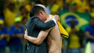 José Pékerman y James Rodríguez se abrazan luego de la eliminación en Brasil 2014.