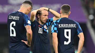 Lusail (Qatar), 13/12/2022.- Luka Modric (C) of Croatia reacts after losing the FIFA World Cup 2022 semi final between Argentina and Croatia at Lusail Stadium in Lusail, Qatar, 13 December 2022. (Mundial de Fútbol, Croacia, Estados Unidos, Catar) EFE/EPA/Noushad Thekkayil
