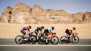 Corredores en fuga en el Saudi Tour 2023.