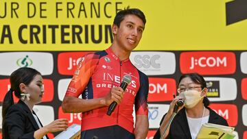 El ciclista colombiano Egan Bernal habla antes de participar en el Criterium de Saitama.