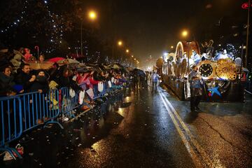 Miles de niños participan en la cabalgata de los Reyes Magos de Madrid, que este año ofrece un homenaje especial al mundo de los inventores.