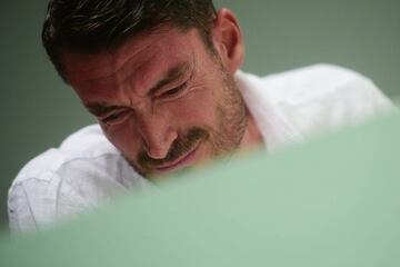 Riera, afectado por la situaci¨®n que se estaba dando en su presentaci¨®n. (Ekipa)