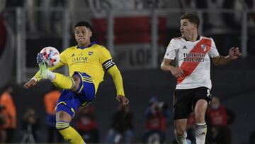 Boca Juniors' defender Marcos Rojo (L) strikes the ball next to River Plate's forward Julian Alvarez during their Argentine Professional Football League match at the Monumental stadium in Buenos Aires, on March 20, 2022. (Photo by JUAN MABROMATA / AFP)