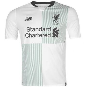 Es la camiseta de visitante del 2017-2018.
El detalle que mata son las líneas verticales flotantes.