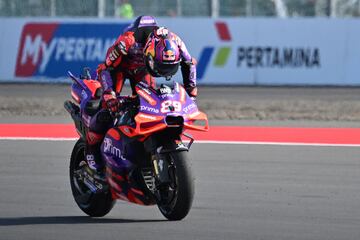 Jorge Martín celebra sobre la moto su victoria en la carrera del GP de Indonesia.