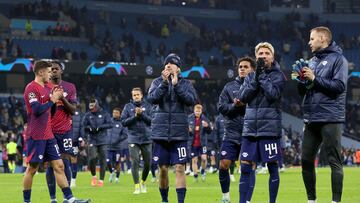 Manchester (United Kingdom), 28/11/2023.- RB Leipzig players applaud fans after the UEFA Champions League group G match between Manchester City and RB Leipzig in Manchester, Britain, 28 November 2023. (Liga de Campeones, Reino Unido) EFE/EPA/ADAM VAUGHAN
