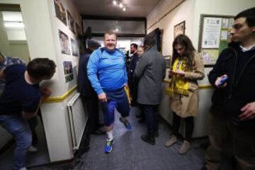 Wayne Shaw comiendo en el vestuario antes del partido de quinta ronda de la FA Cup que disputó su equipo, el Sutton United de quinta división, contra el Arsenal.