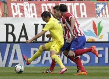 El centrocampista del Atlético de Madrid "Koke" Resurrección (c) disputa un balón con el delantero francés del Villarreal Jérémy Perbet (i).