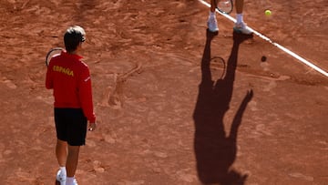 MARBELLA (MÁLAGA), 10/09/2025.-David Ferrer (i), capitán del equipo español de Copa Davis, este miércoles durante la jornada de entrenamiento en la pista central del Club de Tenis Puente Romano de Marbella, donde este fin de semana jugará la segunda ronda clasificatoria de la Copa Davis 2025 contra Dinamarca.-EFE/ Jorge Zapata