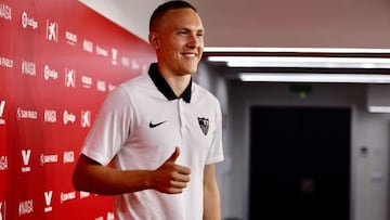 Augustinsson, presentado con el Sevilla.