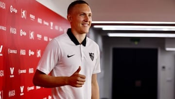 Augustinsson, en su presentación con el Sevilla.