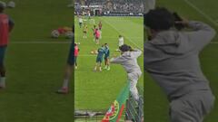 Cristiano Ronaldo evita que guardias de seguridad lastimen a un fan
