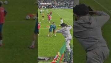 Cristiano Ronaldo evita que guardias de seguridad lastimen a un fan