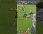 Cristiano Ronaldo evita que guardias de seguridad lastimen a un fan