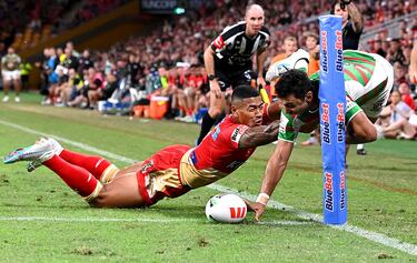 Dolphins y South Sydney Rabbitohs se enfrentaron en Brisbane (Australia) en partido de la Ronda 7 de la NRL. Los Rabbitohs se impusieron a domicilio (14-36) gracias a jugadas como la de la imagen, en la que Alex Johnston anota sobre la línea de ensayo a pesar de los infructuosos esfuerzos de un jugador de los Dolphins para placarle.