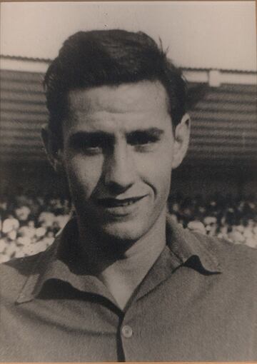Félix Ruiz Gabari era un centrocampista todoterreno nacido en Pamplona, llegó al Madrid en 1961, del que saldría en 1969, víctima de las lesiones y de un enfado que produjo a Santiago Bernabéu: en un desplazamiento a Europa, se metió a un baño a fumar un cigarrillo, lo que motivó un retraso a la plantilla blanca a la hora de enlazar el siguiente vuelo. Como jugador madridista ganó siete Ligas (una de ellas lleva su nombre al marcar el gol definitivo en un derbi ante el Atlético de Madrid), una Copa de Europa y una Copa de España. Falleció muy joven, a los 52 años de edad. Fue internacional cuatro ocasiones y acudió como componente de la plantilla de la Eurocopa de 1964.