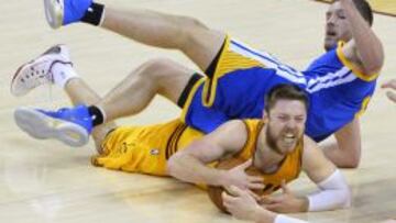 Matthew Dellavedova atrapa el bal&oacute;n antes que David Lee en el tercer partido. 