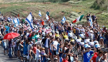 Seguidores presentes en la segunda etapa del Giro de Italia 2018 animando a los ciclistas. 