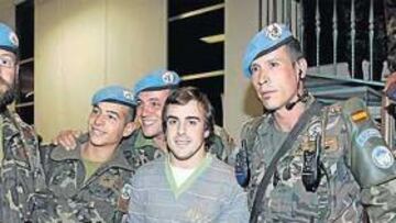 <b>CON LOS CASCOS AZULES. </b>Alonso protagonizó una edición muy especial de 'El Larguero' acompañando a los soldados españoles que luchan por la paz en el Líbano.