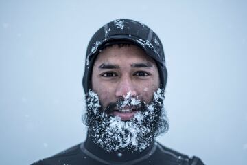 La nieve, la baja temperatura del agua... Nada detiene a estos surfistas que una temporada más disfrutan de la islas noruegas de Lofoten, en pleno Círculo Ártico. En la foto, Leela Krischna.