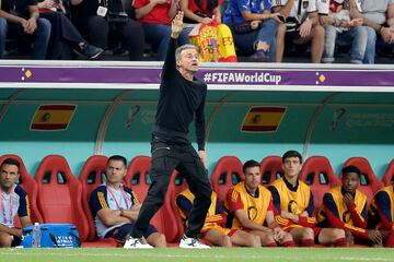 Luis Enrique, entrenador de la selección española, da  instrucciones a los  jugadores en su área técnica.